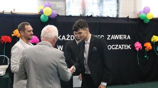 Stopień alarmowy BRAVO zamyka drzwi szkół. Zakończenie roku bez osób postronnych