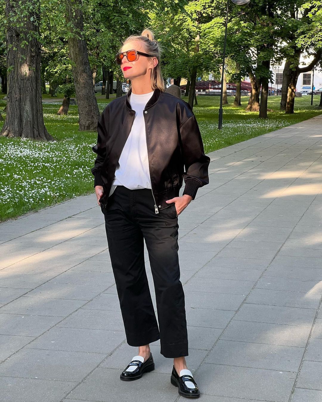 Magda Mołek w biało-czarnej stylizacji na spacerze w parku
Instagram/magda_molek