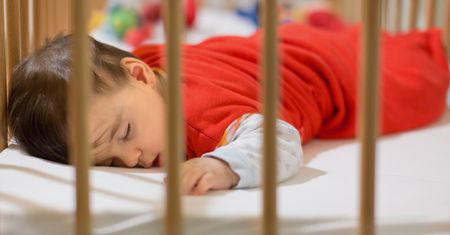 Niebezpieczne śpiworki dla niemowląt. Sprawdź przed zakupem