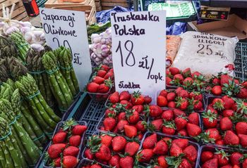 Przebierał truskawki w łubiankach. Nagranie wywołało burzę w sieci