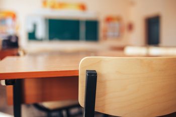 Przedszkola świecą pustkami. Samorządy walczą o dzieci