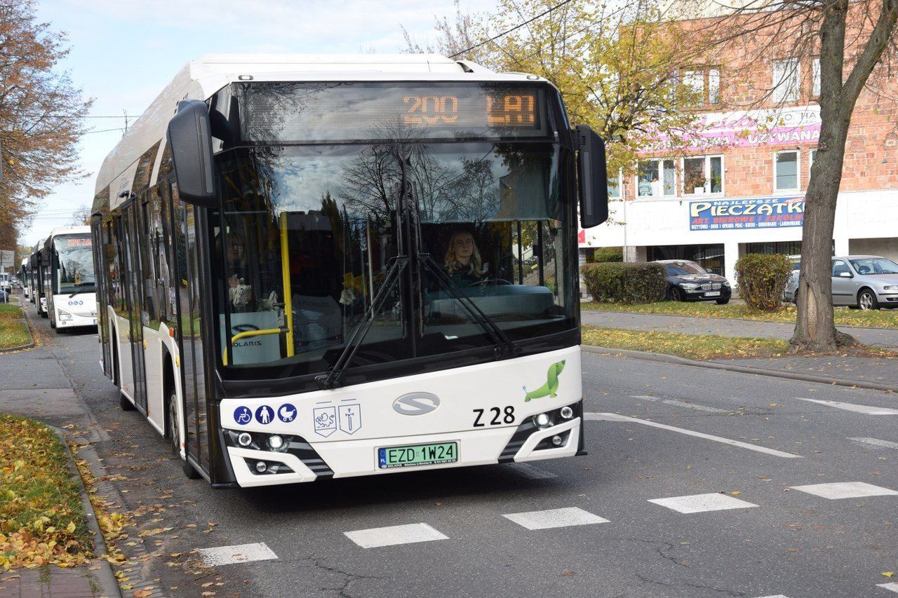 Parada autobusowa przejechała przez miasto z okazji 200-lecia Zduńskiej Woli