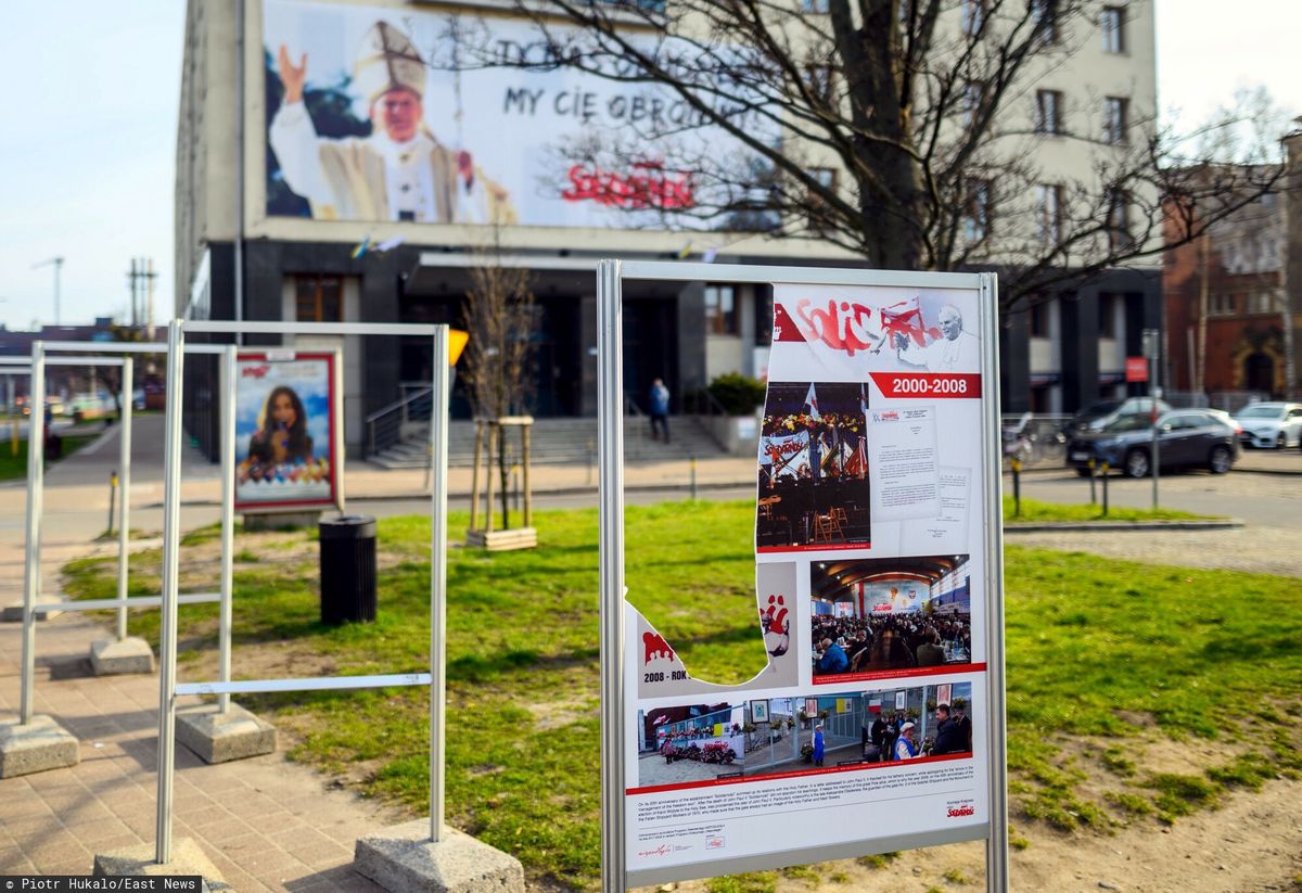 Zdewastowana wystawa o Janie Pawle II ustawiona przed budynkiem NSZZ Solidarność w Gdansku.