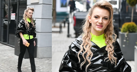 Zmieszana Sarsa bez rogów pozuje z fanami