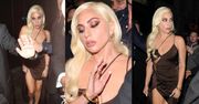 Lady Gaga zadaje szyku w jedwabnej kiecy Versace, opuszczając pokaz "House of Gucci" (ZDJĘCIA)