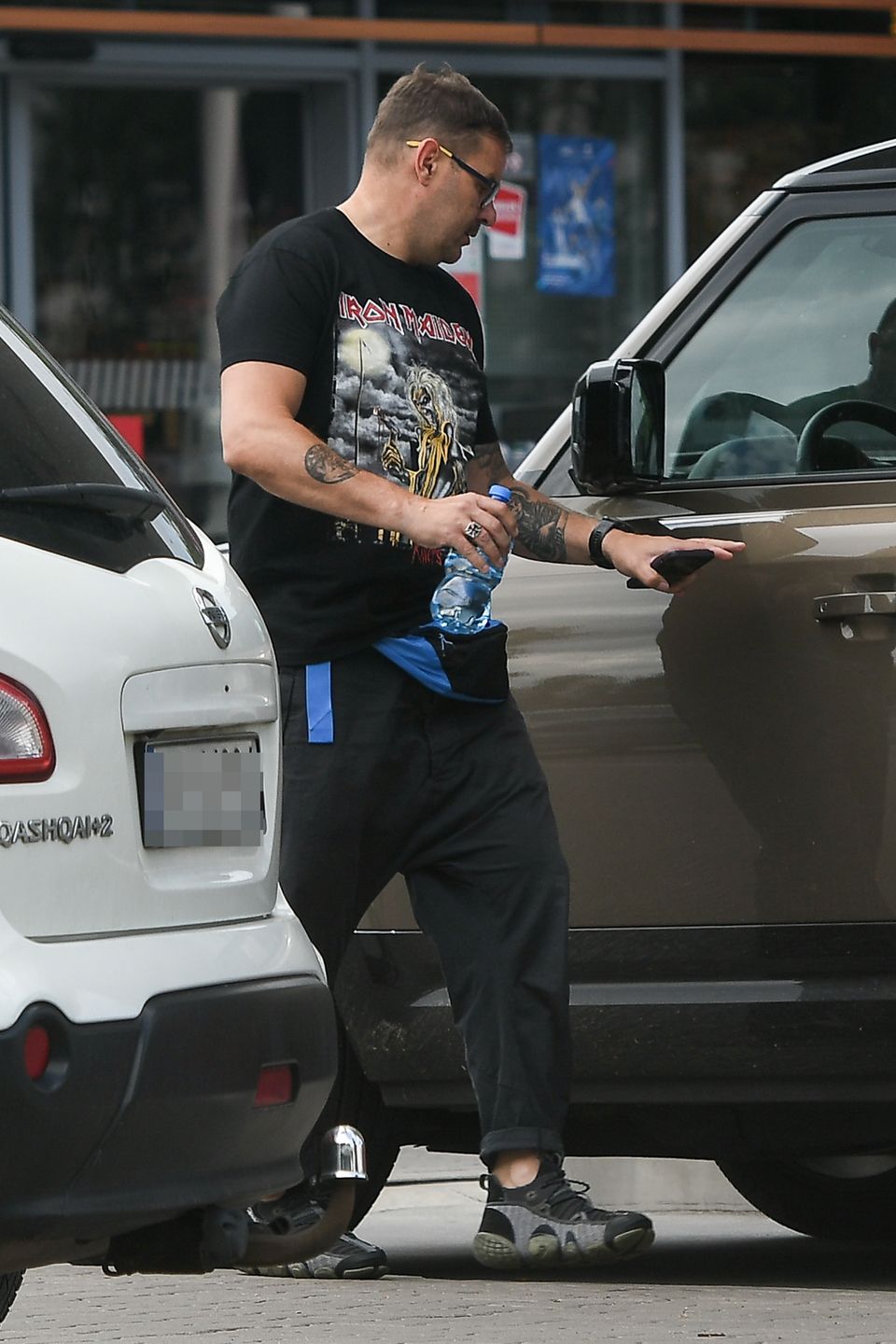 Tomasz Karolak na stacji paliw