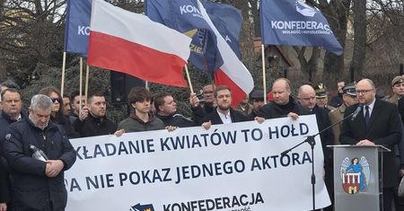"Składanie kwiatów to hołd, a nie pokaz jednego aktora!" - Miasto odpowiada