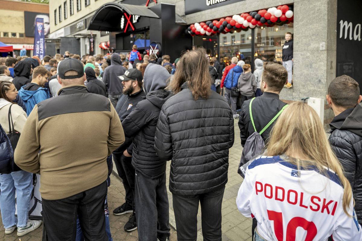 Lukas Podolski otworzył lokal z kebabem w Zabrzu. Chętni czekali nawet kilka godzin
