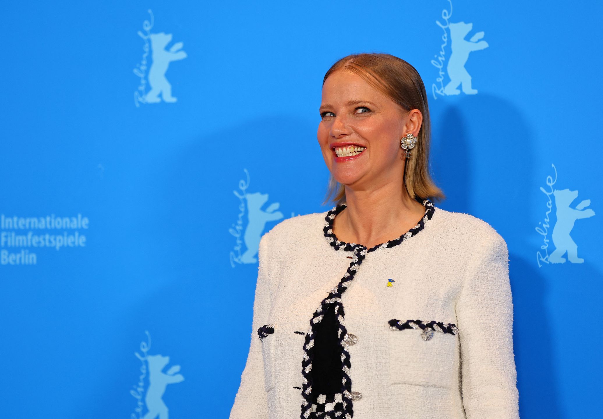 Berlinale 2023. Joanna Kulig pozuje na ściance z Anne Hathaway