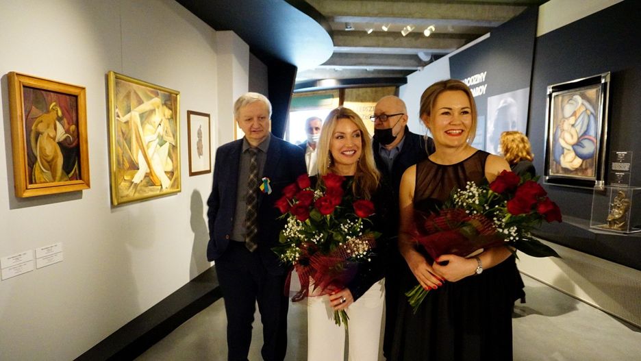 Katarzyna Mieczkowska (pierwsza od prawej) na wernisażu wystawy &#34;Tamara Łempicka - kobieta w podróży&#34;, marzec 2022 r.