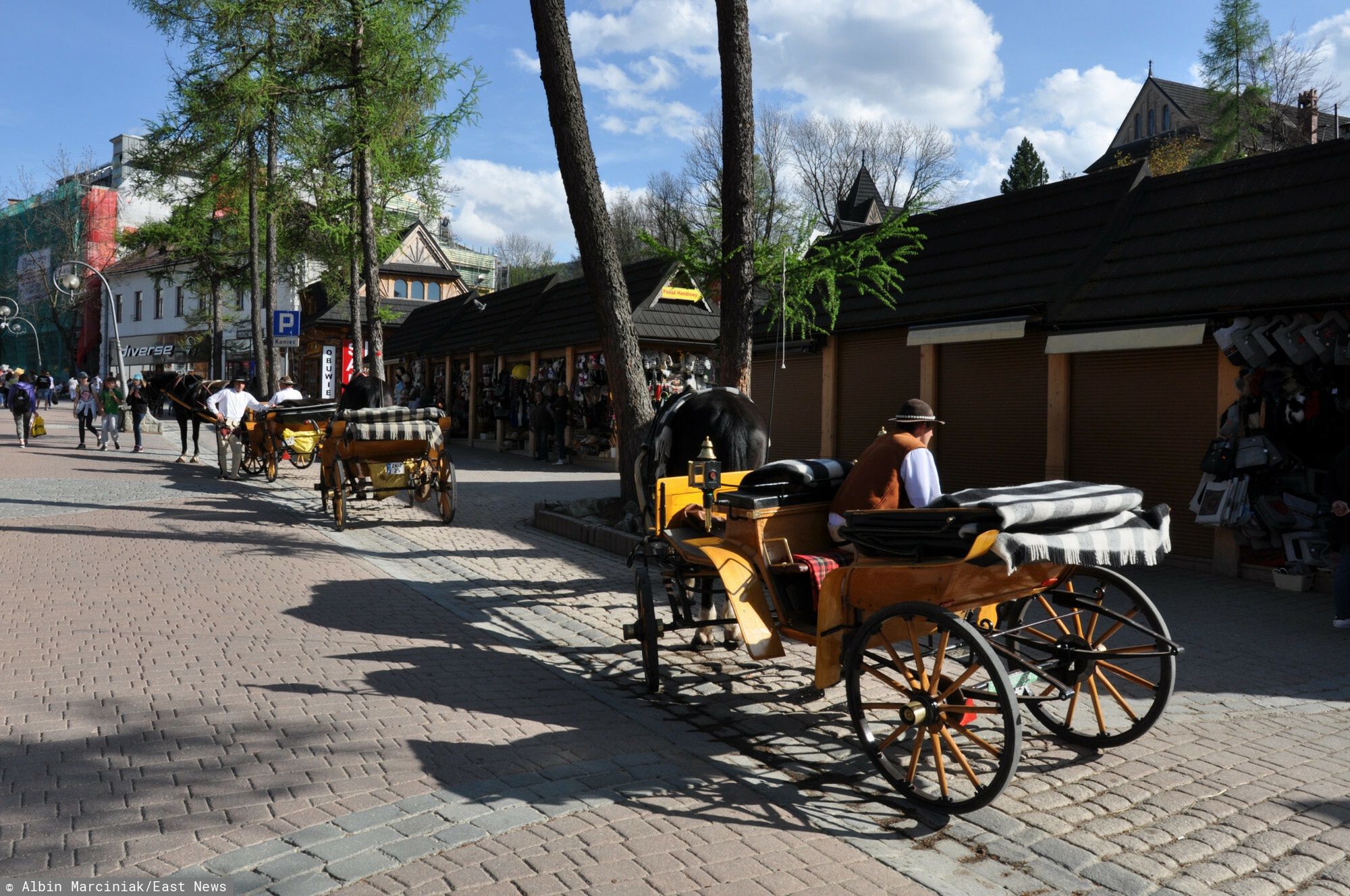 Zakopane AlMaPHOTO: ALBIN MARCINIAK / EAST NEWS Wiosna w Zakopanem, wakacje w Zakopanem, wypoczynek w Zakopanem, n/z dorozki na KrupowkachAlbin Marciniak 