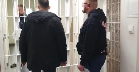 Chuligański wybryk. Rzucił butelką w okno, trafił seniorkę