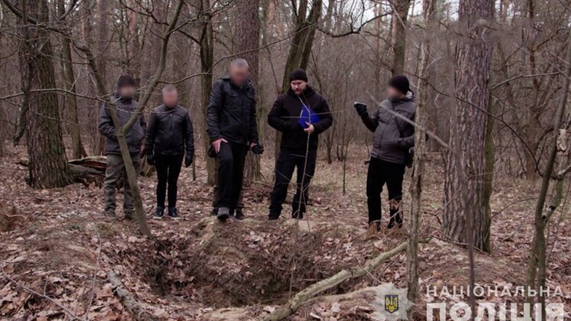 Dwóch Rosjan torturowało w lesie ukraińskiego pułkownika. Na koniec wrzucili go do wykopanego dołu, gdzie zmarł