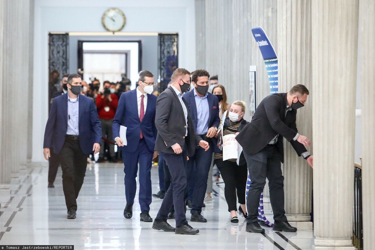 Michał Dworczyk przeprasza Iwonę Hartwich. Bukiet kwiatów i zaproszenie na spotkanie