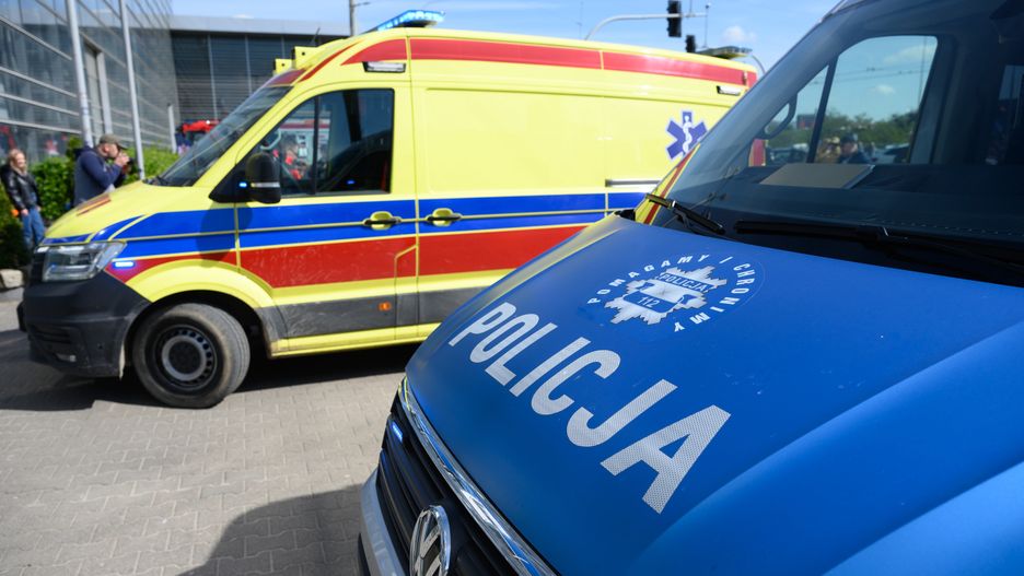Poznań, 26.04.2024. Ćwiczenia przy symulowanym wypadku samochodowym spowodowanym przez pijanego kierowcę, w wyniku którego śmierć poniosły dwie osoby, 26 bm. w centrum Poznania. W ćwiczeniach brali udział policjanci, strażacy pożarni i ratownicy medyczni. (sko) PAP/Jakub Kaczmarczyk