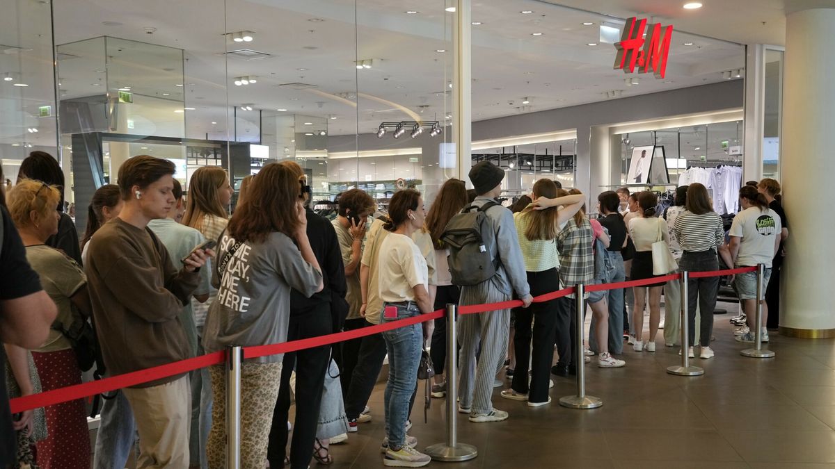 Rosjanie stojący w kolejce do sklepu marki H&M, zanim ta wycofała się z Rosji. Teraz po zachodnie towary jeżdżą na Białoruś