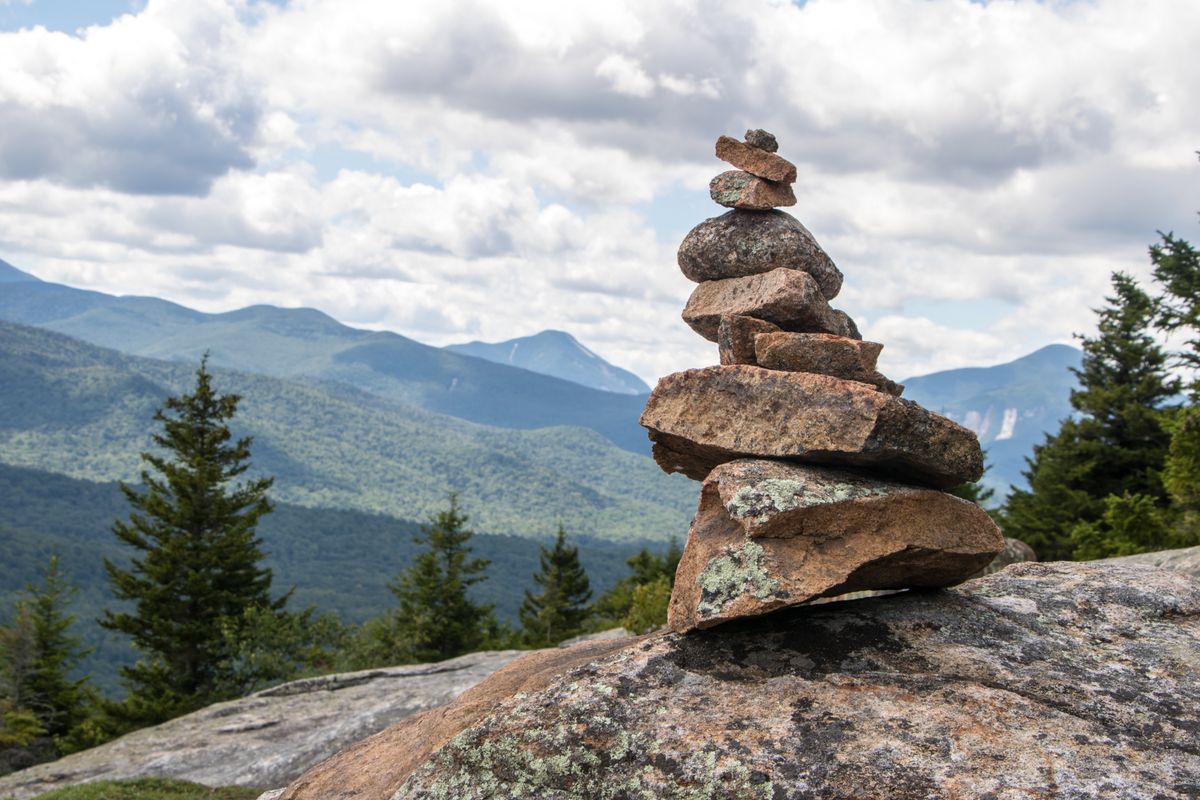 Stos kamieni na szlaku w górach (fot. ilustracyjna)