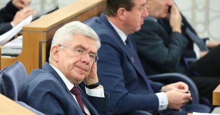 Młodym lekarzom radził pracować "dla idei". Tyle zarobił senator Karczewski