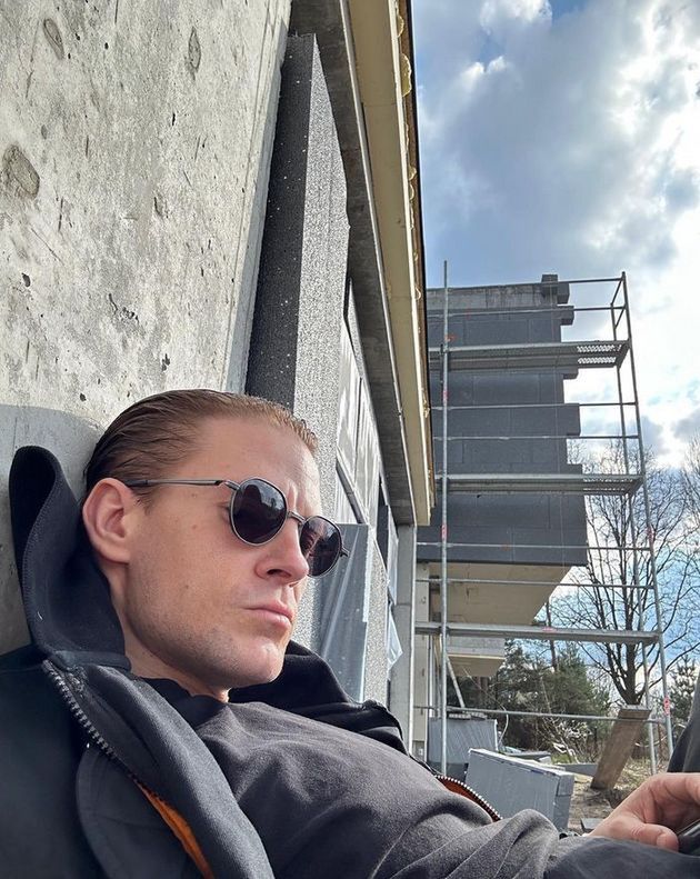 Sebastian Fabijański chwali się budową domu