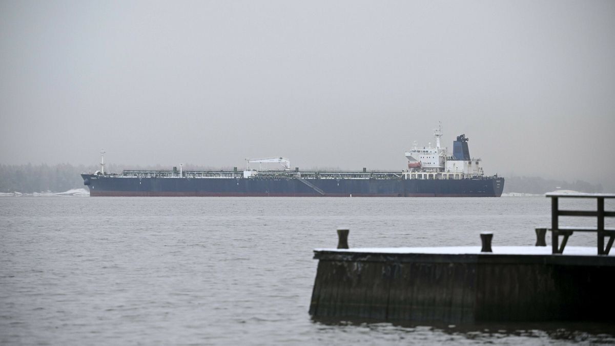 Przerwany  kabel  na dnie Ba?tyku
Oil tanker Eagle S anchored near the Kilpilahti port in Porvoo, on the Gulf of Finland on January 9, 2025. Cook Islands-registered ship Eagle S is suspected of the disruption of the Finland-Estonia electrical link Estlink 2 on December 25, 2024. Finnish police and Border Guard of Finland transferred the seized vessel closer to land on Saturday 28th to continue the investigation of damage caused to undersea cables. Porvoo Finland PUBLICATIONxNOTxINxSUIxAUTxFRAxKORxJPNxSWExNORxFINxDENxNED Copyright: xAnttixAimo-Koivistox LKFTJK20250109110224ACZF
IMAGO/Antti Aimo-Koivisto