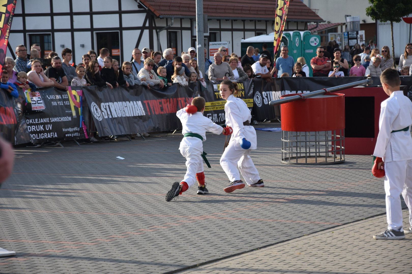 Pokaz karate na skockim targowisku