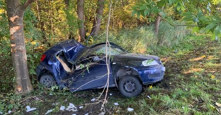 20-latka dachowała na łuku drogi. Samochód do kasacji