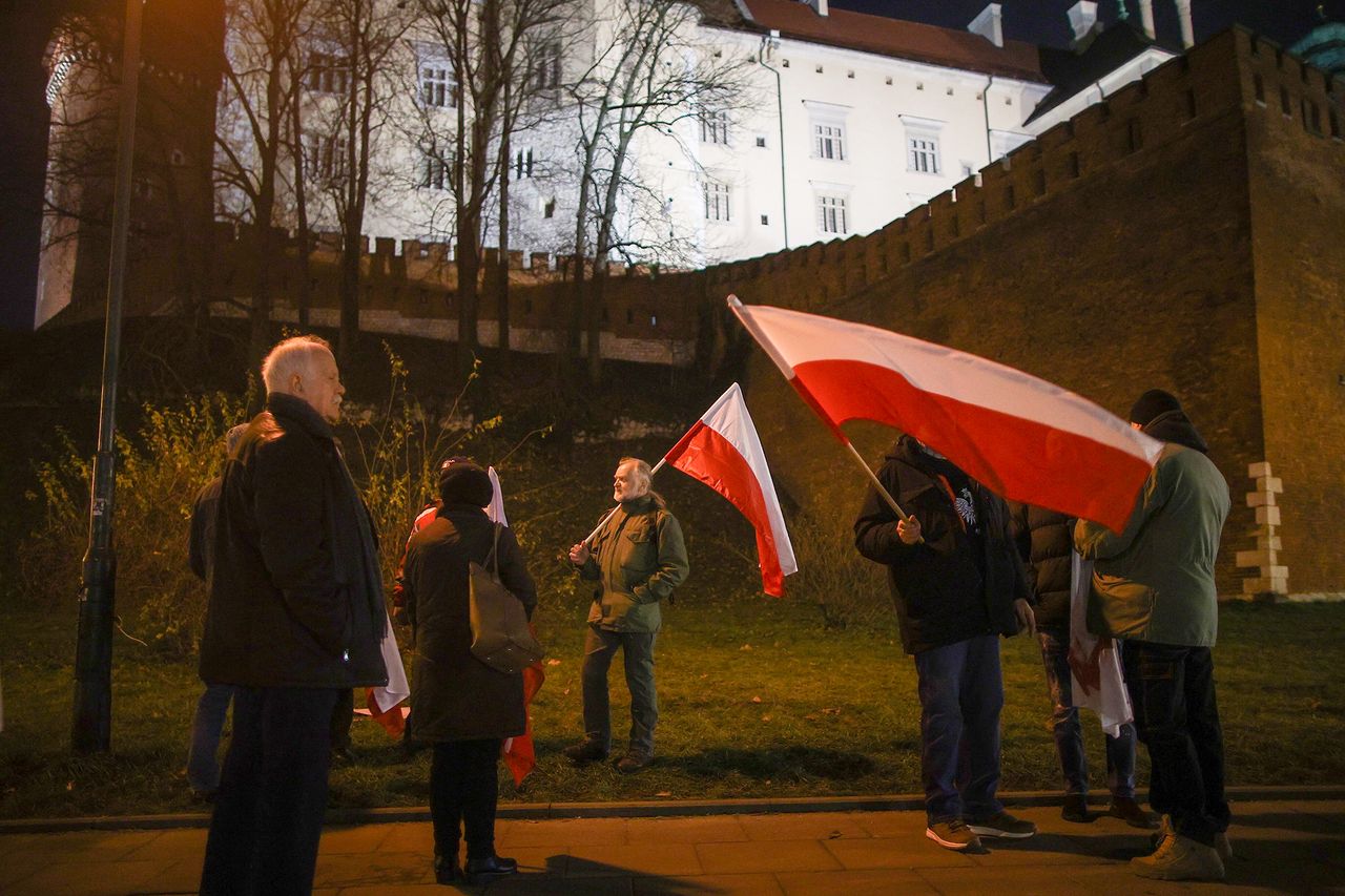 Pierwsza taka miesięcznica. PiS na Wawelu bez policyjnej obstawy