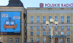 Andrzej Rysuje dla Polskiego Radia. Dowcipna grafika na siedzibie