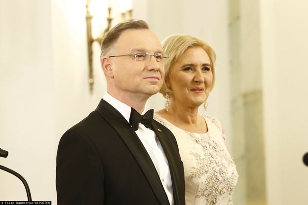 Fryzjer gwiazd bezlitośnie o fryzurze Agaty Dudy: "Za jasno! Za sztywno! ZA DUŻO". Ma dla niej radę...