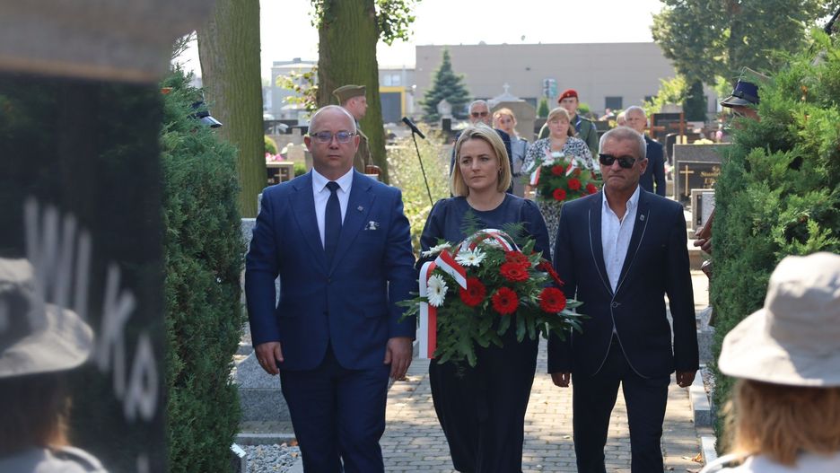 Delegacje złożyły kwiaty pod iglicą 56 PP Wlkp. (2 PSW), który znajduje się obok mogił weteranów wojny polsko-bolszewickiej