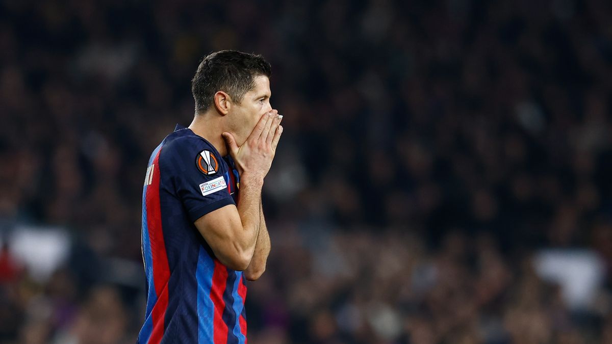 BARCELONA, SPAIN - FEBRUARY 16: Robert Lewandowski of FC Barcelona laments during the UEFA Europa League, knockout round play-off, football match played between FC Barcelona and Manchester United at Spotify Camp Nou stadium on February 16, 2023, in Barcelona, Spain. (Photo By Oscar J. Barroso/Europa Press via Getty Images)