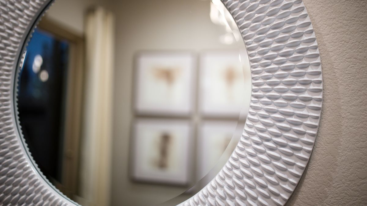 Jak zabezpieczyć lustro przed stłuczeniem?