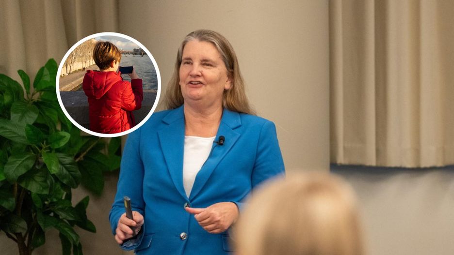 Psycholożka wskazała najlepszy model wychowania w dobie smartfonów