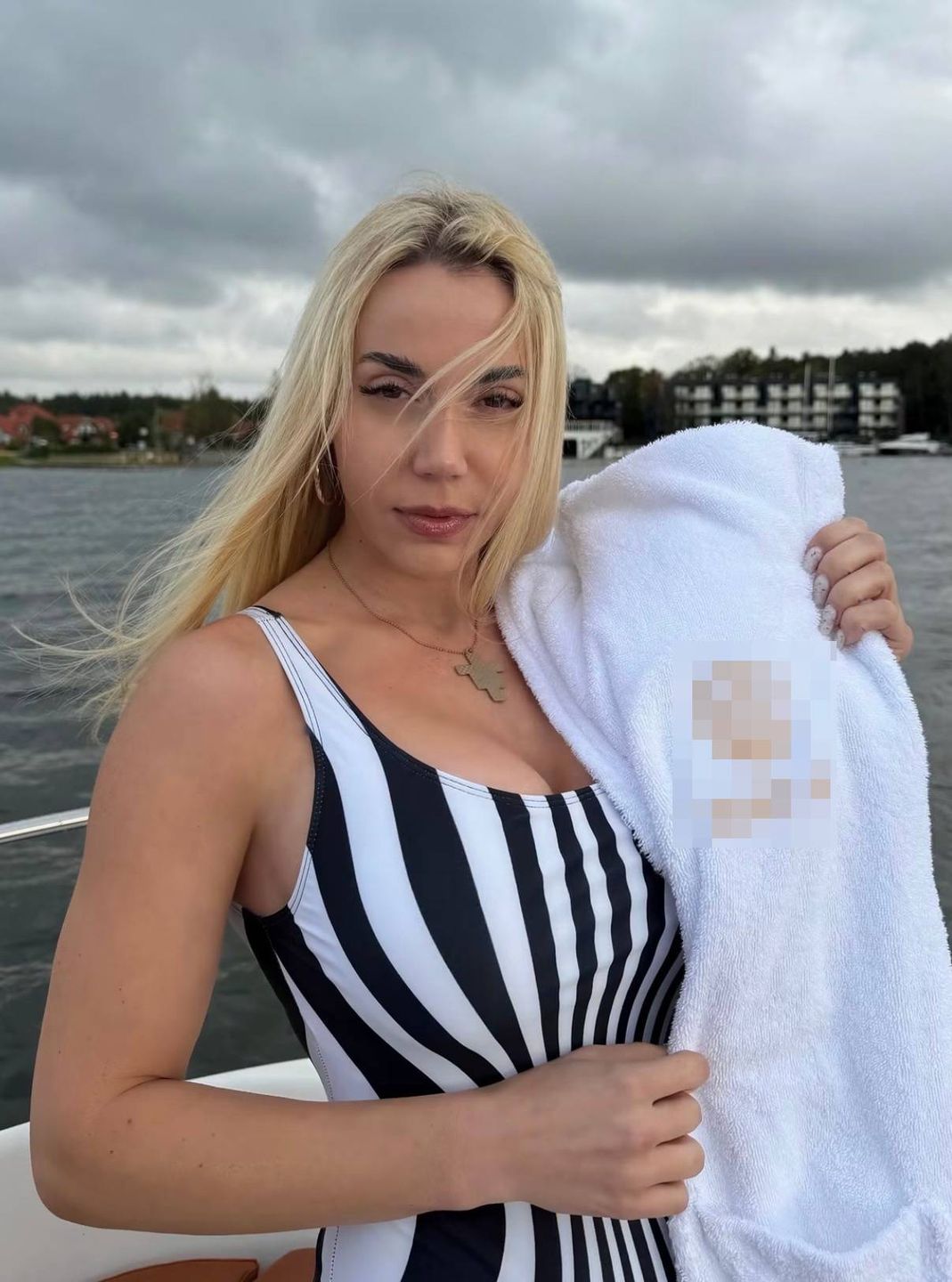 Marianna Schreiber dokazuje na łódce