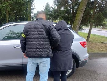 Lublin: 19-latka była poszukiwana dwoma listami gończymi. Wpadła, gdy wysiadała z chłopakiem z pociągu
