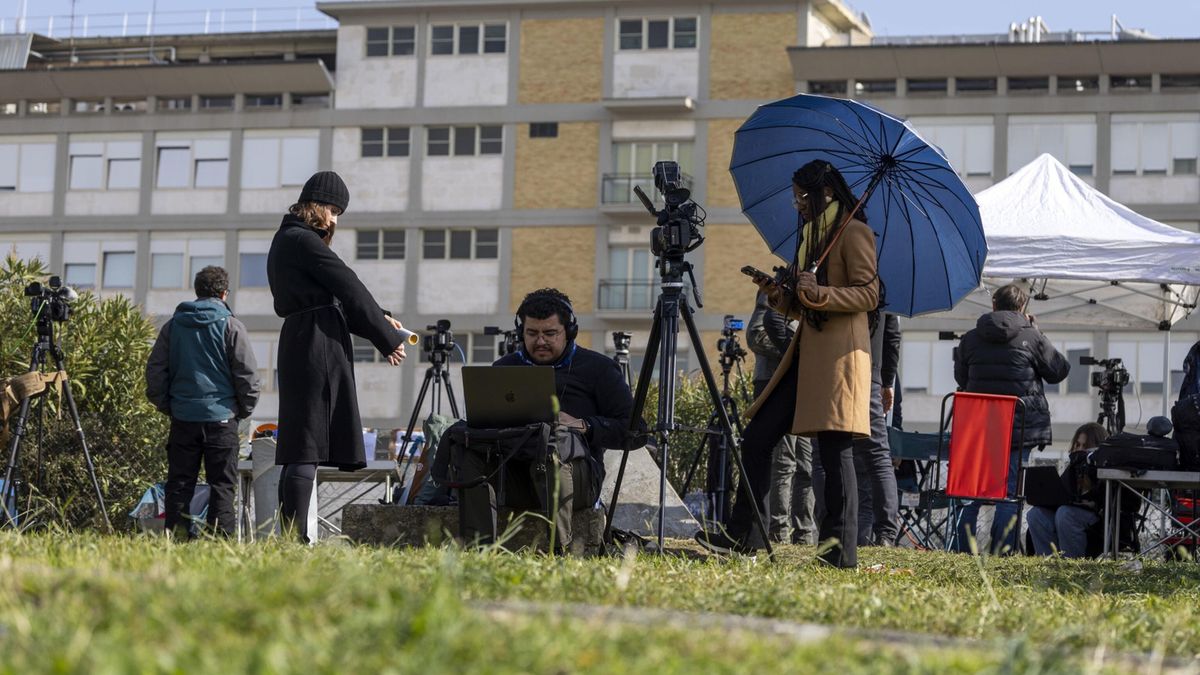 Papież Franciszek w szpitalu. Nowe informacje (Na zdjęciu: dziennkarze przed kliniką  Gemelli , w której przebywa papież)