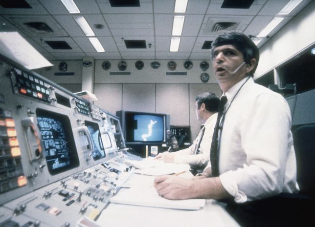 Frederick Gregory i Richard O Covey, w Centrum Kontroli Lotów w Houston patrzą bezradnie, jak wahadłowiec Cahllenger rozpada się chwilę po starcie, zabijając wszystkich 7 członków załogi, 28. 01. 1986 rok.