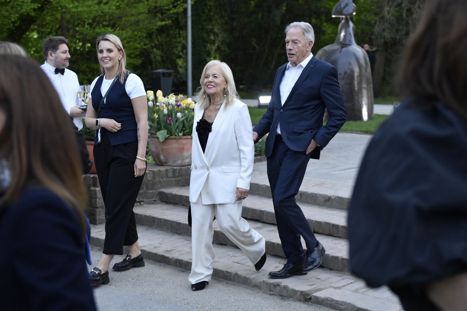 Teresa Rosati w białym garniturze