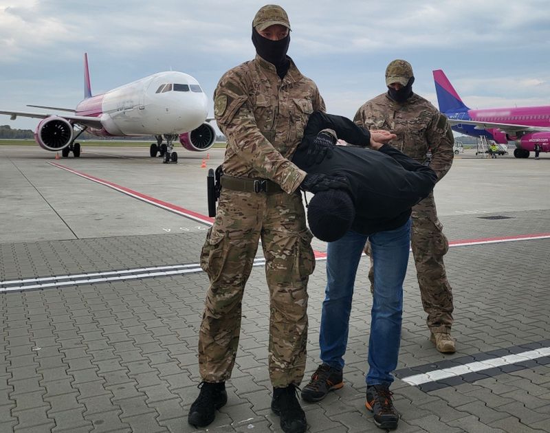 Poszukiwany za zabójstwo był już w samolocie. Akcja w ostatniej chwili