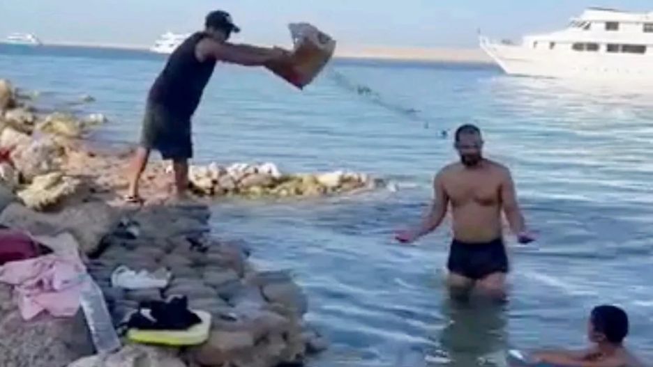 Kilka kartonów potłuczonego szkła trafiło do wody przy popularnej plaży