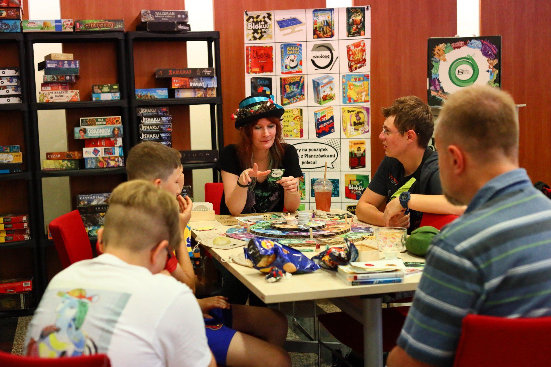Sporo uczestników wybrało strefę planszówek, na której można było zagrać w najpopularniejsze gry planszowe, takie jak Rummikub, Talisman, ale również w lokalną, Sekrety Wzgórza Zamkowego, która wzbudziła dużo emocji