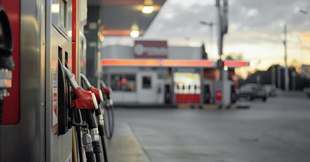 Na czym zarabia stacja benzynowa? Sama sprzedaż paliwa nie daje największego zysku