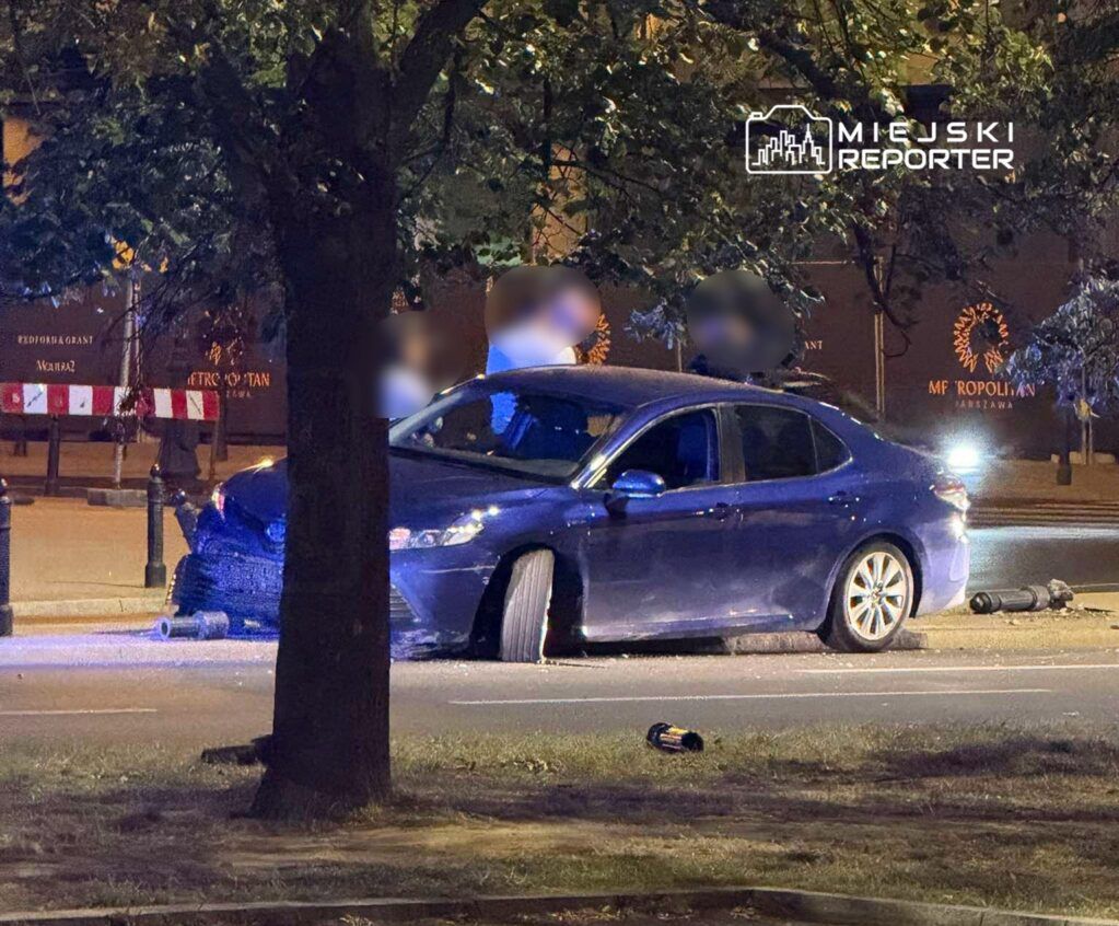 Warszawa: Nocna kolizja na Placu Piłsudskiego. Driftując Toyotą wpadł w słupki