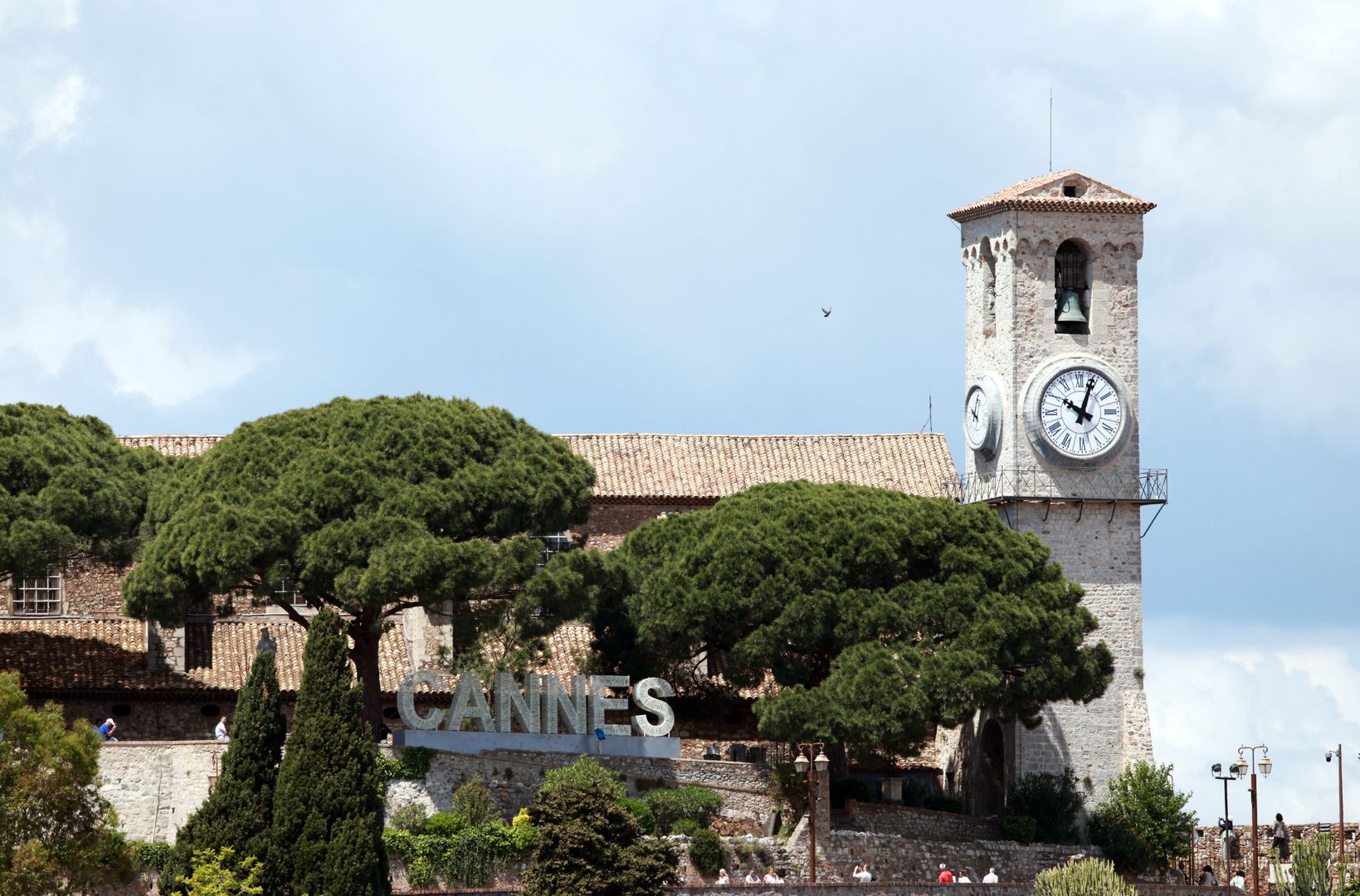 A clock stopped after 10:00 am on a clock tower, following a power outage that hist South of France during the 78th annual Cannes Film Festival, in Cannes, France, 24 May 2025. A massive power outage struck the French region of Alpes-Maritimes, including Cannes, on 24 May. According to the Cannes Film Festival, the closing ceremony and all scheduled events are to proceed as planned. The Palais des Festivals has its independent power supply. EPA/CLEMENS BILAN Dostawca: PAP/EPA.