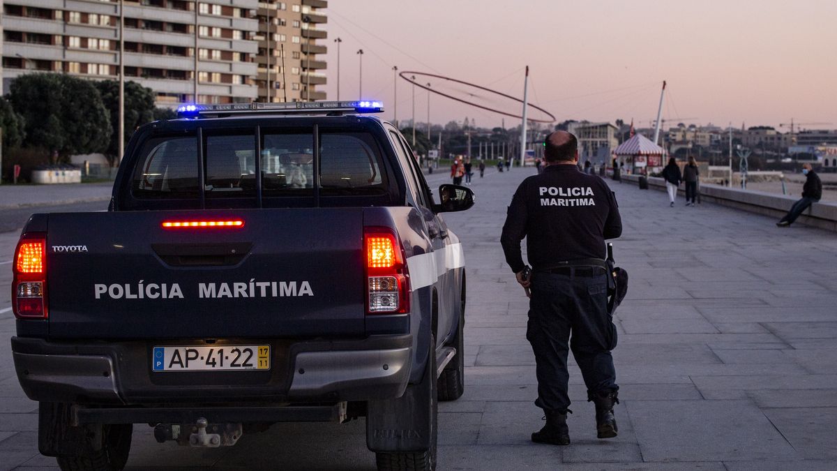 Police Warn People On The Beach On The Second Lockdown Weekend
Police warn people who are at the foot of the beach on the second lockdown weekend, due to the covid-19 pandemic, where free access between municipalities is allowed until 1 pm, on November 21, 2020, Matosinhos, Portugal. (Photo by Rita Franca/NurPhoto via Getty Images)
NurPhoto
nurphoto, covid 19, covid19, health, emergency, covid-19 epidemic, health issue, warning, 2020 coronavirus outbreak, coronavirus disease, coronavirus emergency, worldwide emergency, sars-cov, sars coronavirus, sars-cov-2