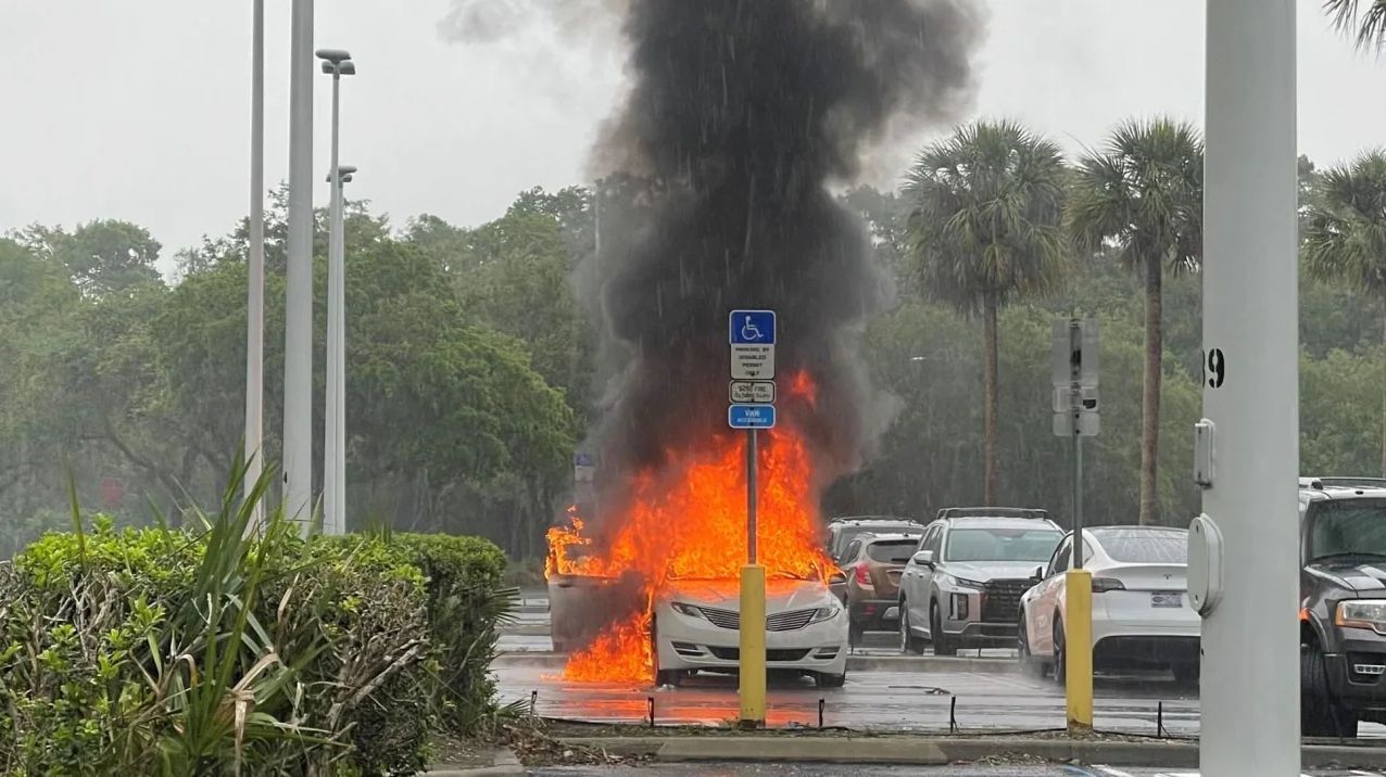 Po wyjściu ze sklepu kobieta zobaczyła, że jej samochód stanął w płomieniach