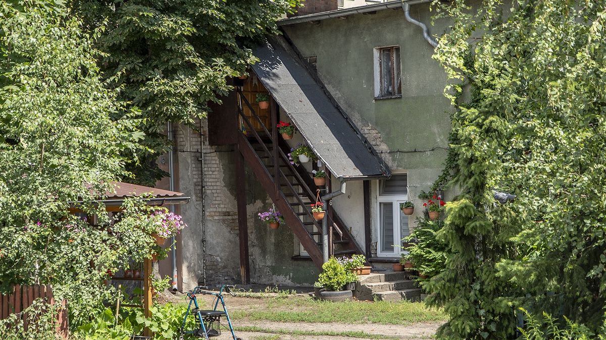 Stare podwórko z kwiatami na osiedlu Zamoście w Pile