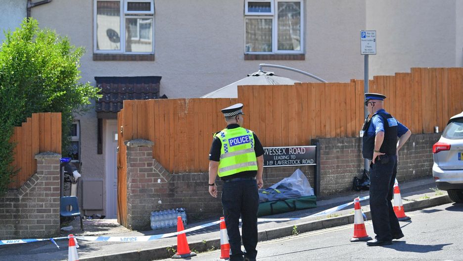 Czerwiec 2020 r. Angielscy policjanci przed domem w Salisbury, w którym doszło to tragedii w polskiej rodzinie.