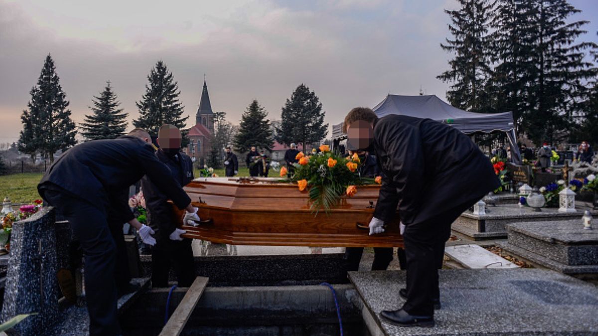 Proboszcz odmawia odprawienia mszy pogrzebowej dla jednego z parafian. Jego wyjaśnienie oburzyło krewnych (zdjęcie ilustracyjne)