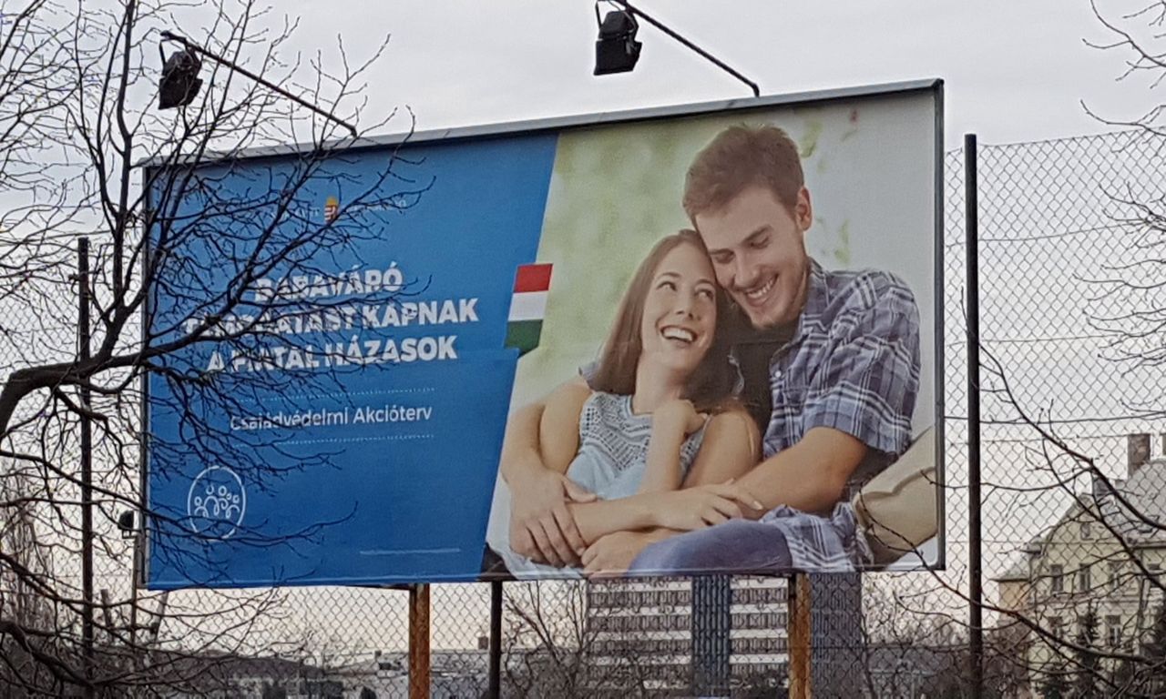 Para z mema "Distracted Boyfriend" w promocji szczęśliwej, dużej rodziny